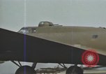 Immagine di B-17s taxi per il decollo Regno Unito, 1943, secondo 21 filmato di repertorio 65675061410