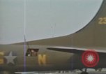 Immagine di B-17s taxi per il decollo Regno Unito, 1943, secondo 24 filmato di repertorio 65675061410