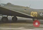 Immagine di B-17s taxi per il decollo Regno Unito, 1943, secondo 35 filmato di repertorio 65675061410