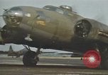 Immagine di B-17s taxi per il decollo Regno Unito, 1943, secondo 40 filmato di repertorio 65675061410