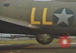 Immagine di B-17s taxi per il decollo Regno Unito, 1943, secondo 59 filmato di repertorio 65675061410