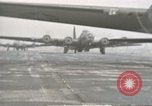 Immagine di B-17s taxi per il decollo Regno Unito, 1943, secondo 62 filmato di repertorio 65675061410