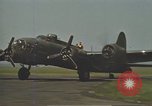 Immagine di B-17 Flying Fortress bombardieri Inghilterra, 1943, secondo 4 filmato di repertorio 65675061411