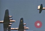 Standbild B-17 Flying Fortress Bomber Europa, 1943, aus Sekunde 10 historischem Filmmaterial Videoclip 65675061415