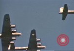 Standbild B-17 Flying Fortress Bomber Europa, 1943, aus Sekunde 13 historischem Filmmaterial Videoclip 65675061415