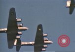 Standbild B-17 Flying Fortress Bomber Europa, 1943, aus Sekunde 14 historischem Filmmaterial Videoclip 65675061415