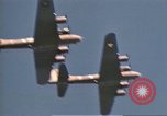 Standbild B-17 Flying Fortress Bomber Europa, 1943, aus Sekunde 18 historischem Filmmaterial Videoclip 65675061415