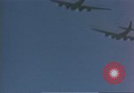 Standbild B-17 Flying Fortress Bomber Europa, 1943, aus Sekunde 21 historischem Filmmaterial Videoclip 65675061415