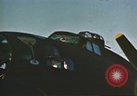 Standbild Flak-beschädigte B-17 Flying Festungen Vereinigtes Königreich, 1943, aus Sekunde 59 historischem Filmmaterial Videoclip 65675061418