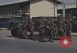 Image la sécurité policiers hommes Vietnam, 1968, de la seconde 19 séquences d'archives historiques vidéo 65675061441