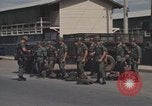 Image la sécurité policiers hommes Vietnam, 1968, de la seconde 28 séquences d'archives historiques vidéo 65675061441