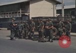 Image la sécurité policiers hommes Vietnam, 1968, de la seconde 32 séquences d'archives historiques vidéo 65675061441