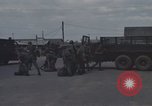 Image la sécurité policiers hommes Vietnam, 1968, de la seconde 42 séquences d'archives historiques vidéo 65675061441