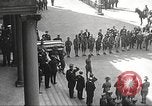Standbild Trauerzug von John Mitchel New York City USA, 1918, aus Sekunde 14 historischem Filmmaterial Videoclip 65675061484