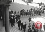 Standbild Trauerzug von John Mitchel New York City USA, 1918, aus Sekunde 16 historischem Filmmaterial Videoclip 65675061484
