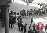 Standbild Trauerzug von John Mitchel New York City USA, 1918, aus Sekunde 17 historischem Filmmaterial Videoclip 65675061484