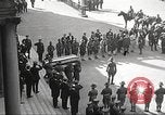 Standbild Trauerzug von John Mitchel New York City USA, 1918, aus Sekunde 20 historischem Filmmaterial Videoclip 65675061484