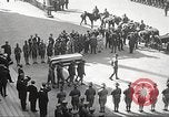 Standbild Trauerzug von John Mitchel New York City USA, 1918, aus Sekunde 25 historischem Filmmaterial Videoclip 65675061484
