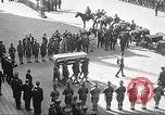 Standbild Trauerzug von John Mitchel New York City USA, 1918, aus Sekunde 26 historischem Filmmaterial Videoclip 65675061484