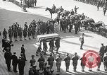 Standbild Trauerzug von John Mitchel New York City USA, 1918, aus Sekunde 27 historischem Filmmaterial Videoclip 65675061484