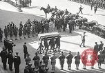 Standbild Trauerzug von John Mitchel New York City USA, 1918, aus Sekunde 28 historischem Filmmaterial Videoclip 65675061484