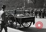 Standbild Trauerzug von John Mitchel New York City USA, 1918, aus Sekunde 30 historischem Filmmaterial Videoclip 65675061484