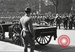 Standbild Trauerzug von John Mitchel New York City USA, 1918, aus Sekunde 31 historischem Filmmaterial Videoclip 65675061484