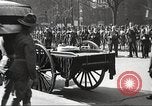 Standbild Trauerzug von John Mitchel New York City USA, 1918, aus Sekunde 36 historischem Filmmaterial Videoclip 65675061484