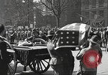 Standbild Trauerzug von John Mitchel New York City USA, 1918, aus Sekunde 44 historischem Filmmaterial Videoclip 65675061484