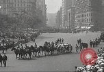 Standbild John Mitchel der Trauerzug New York City USA, 1918, aus Sekunde 56 historischem Filmmaterial Videoclip 65675061485