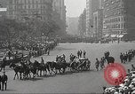 Standbild John Mitchel der Trauerzug New York City USA, 1918, aus Sekunde 57 historischem Filmmaterial Videoclip 65675061485