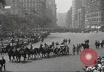 Standbild John Mitchel der Trauerzug New York City USA, 1918, aus Sekunde 58 historischem Filmmaterial Videoclip 65675061485