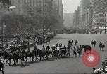 Standbild John Mitchel der Trauerzug New York City USA, 1918, aus Sekunde 59 historischem Filmmaterial Videoclip 65675061485