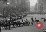 Standbild John Mitchel der Trauerzug New York City USA, 1918, aus Sekunde 60 historischem Filmmaterial Videoclip 65675061485