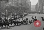 Standbild John Mitchel der Trauerzug New York City USA, 1918, aus Sekunde 61 historischem Filmmaterial Videoclip 65675061485
