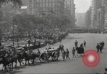 Standbild John Mitchel der Trauerzug New York City USA, 1918, aus Sekunde 62 historischem Filmmaterial Videoclip 65675061485