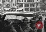 Standbild John Mitchel der Trauerzug New York City USA, 1918, aus Sekunde 41 historischem Filmmaterial Videoclip 65675061486
