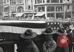 Standbild John Mitchel der Trauerzug New York City USA, 1918, aus Sekunde 42 historischem Filmmaterial Videoclip 65675061486