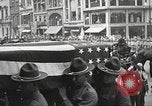 Standbild John Mitchel der Trauerzug New York City USA, 1918, aus Sekunde 43 historischem Filmmaterial Videoclip 65675061486