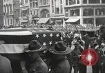Standbild John Mitchel der Trauerzug New York City USA, 1918, aus Sekunde 44 historischem Filmmaterial Videoclip 65675061486