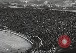 Standbild College Football Spiel New Orleans Louisiana USA, 1944, aus Sekunde 5 historischem Filmmaterial Videoclip 65675061499