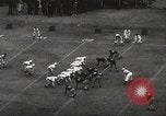 Standbild College Football Spiel New Orleans Louisiana USA, 1944, aus Sekunde 7 historischem Filmmaterial Videoclip 65675061499