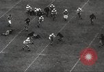 Standbild College Football Spiel New Orleans Louisiana USA, 1944, aus Sekunde 13 historischem Filmmaterial Videoclip 65675061499