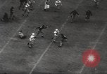 Standbild College Football Spiel New Orleans Louisiana USA, 1944, aus Sekunde 14 historischem Filmmaterial Videoclip 65675061499