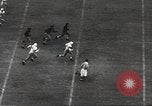 Standbild College Football Spiel New Orleans Louisiana USA, 1944, aus Sekunde 16 historischem Filmmaterial Videoclip 65675061499