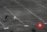 Standbild College Football Spiel New Orleans Louisiana USA, 1944, aus Sekunde 20 historischem Filmmaterial Videoclip 65675061499
