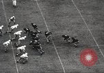 Standbild College Football Spiel New Orleans Louisiana USA, 1944, aus Sekunde 26 historischem Filmmaterial Videoclip 65675061499