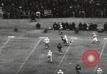 Standbild College Football Spiel New Orleans Louisiana USA, 1944, aus Sekunde 32 historischem Filmmaterial Videoclip 65675061499