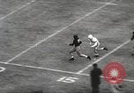 Standbild College Football Spiel New Orleans Louisiana USA, 1944, aus Sekunde 44 historischem Filmmaterial Videoclip 65675061499