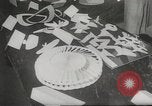 Immagine di Gli aeroplani di carta New York City USA, 1967, secondo 4 filmato di repertorio 65675061510